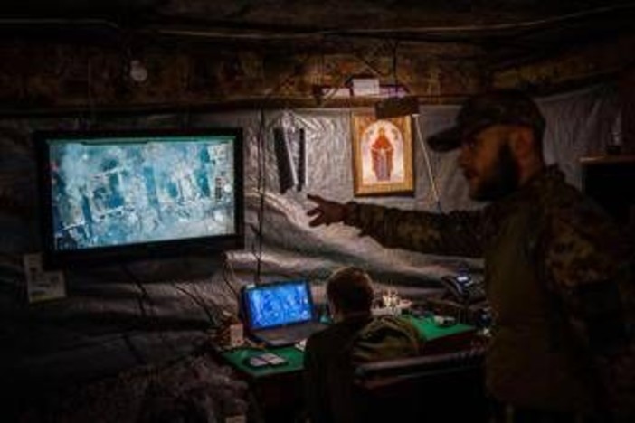 Guerra Ucraina-Russia, pioggia di droni su Mosca: Kiev sospende gli attacchi alle raffinerie dopo le pressioni di Trump Guerra Ucraina-Russia, pioggia di droni su Mosca: Kiev sospende gli attacchi alle raffinerie dopo le pressioni di Trump