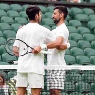Alcaraz, passante da sogno con Djokovic a Wimbledon. Poi lo 'sfotte' - Video