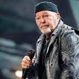 Vasco Rossi furioso con un fan: "Non sono infame, è una fake vergognosa" Vasco Rossi furioso con un fan: "Non sono infame, è una fake vergognosa"