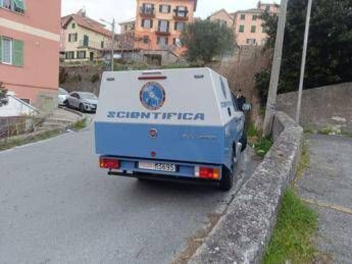 Donna uccisa a coltellate in casa a Genova, il figlio: "Non ricordo nulla"