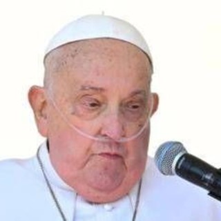 Papa Francesco, lo pneumologo: &quot;Uscire con l'ossigeno? Migliaia di persone lo fanno&quot;