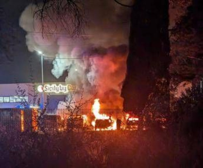 Palermo, incendio in azienda di noleggio auto: a fuoco una decina di mezzi Palermo, incendio in azienda di noleggio auto: a fuoco una decina di mezzi