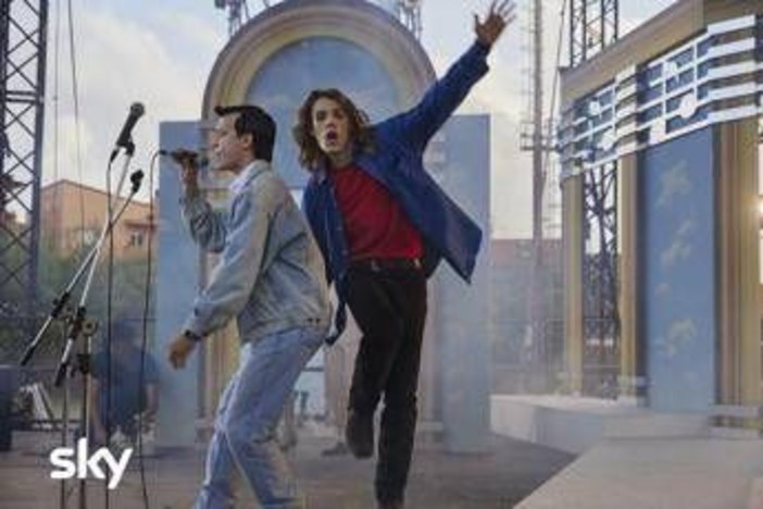 Hanno ucciso l'uomo ragno, stasera la serie tv sugli 883 in chiaro Hanno ucciso l'uomo ragno, stasera la serie tv sugli 883 in chiaro