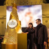 Ferrero Rocher illumina il Natale di Milano, piramide dorata a Piazza San Carlo