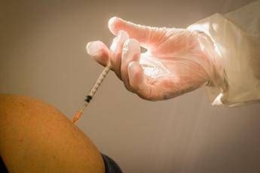 Tumori, in Toscana 200mila persone con cancro, Fondazione Aiom raccomanda 5 vaccinazioni