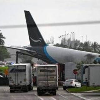 Aereo cargo Amazon fuori pista a Miami, 5 morti e 5 feriti: aperta un'indagine Aereo cargo Amazon fuori pista a Miami, 5 morti e 5 feriti: aperta un'indagine