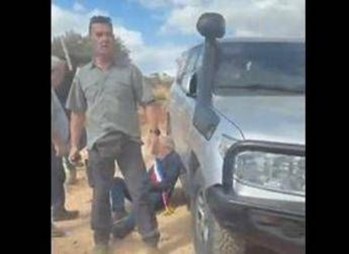 Cisgiordania, coloni israeliani attaccano convoglio di diplomatici europei Cisgiordania, coloni israeliani attaccano convoglio di diplomatici europei