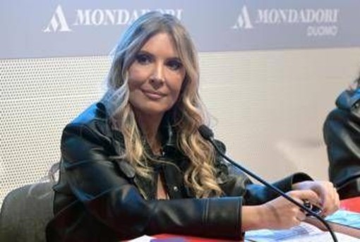 Lucarelli e la precisazione: &quot;Da Fedez cause per 150.000 euro, ma non per il mio libro&quot;