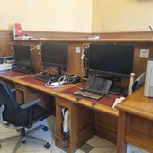 Alla Camera prende fuoco il notebook di un giornalista, fumo in sala stampa e vigili del fuoco in azione Alla Camera prende fuoco il notebook di un giornalista, fumo in sala stampa e vigili del fuoco in azione