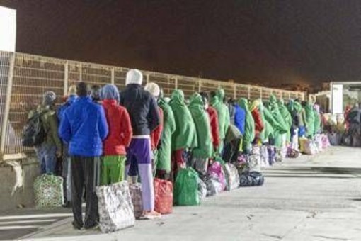 Migranti, neonata morta per ipotermia dopo sbarco a Lampedusa Migranti, neonata morta per ipotermia dopo sbarco a Lampedusa