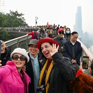 Cina, turisti italiani sperimentano la nuova passerella sospesa di Chongqing