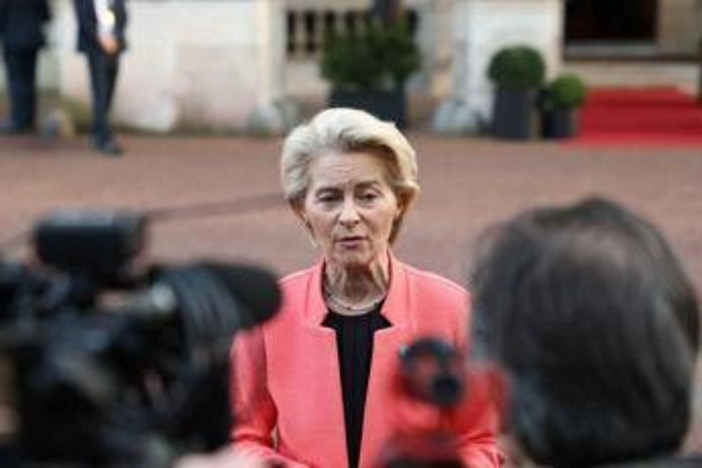 Covid, sms scambiati tra von der Leyen e Pfizer: annullato divieto di accesso