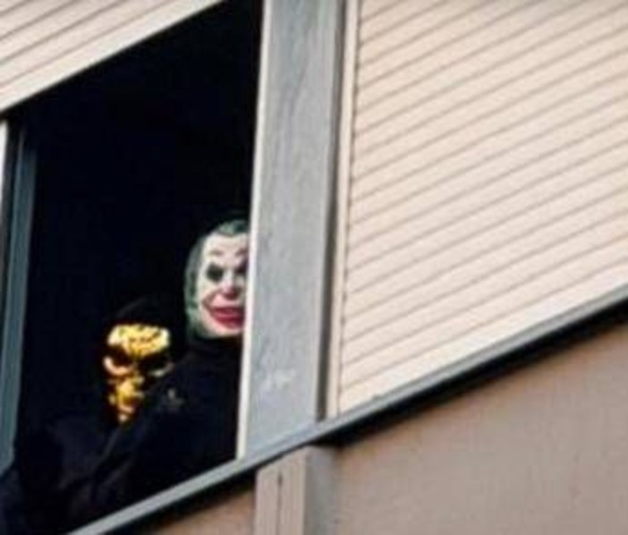Scuola, occupato a Roma Iss Leopoldo Pirelli: ragazzi alla finestra con maschere Scuola, occupato a Roma Iss Leopoldo Pirelli: ragazzi alla finestra con maschere