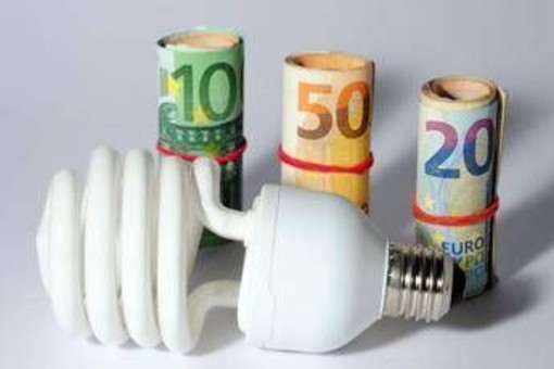 Bollette, carburante e... centri estivi: tutti gli aumenti dell'estate