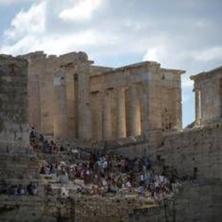 Esplosione ad Atene, scoppia ordigno davanti sede società ferroviaria