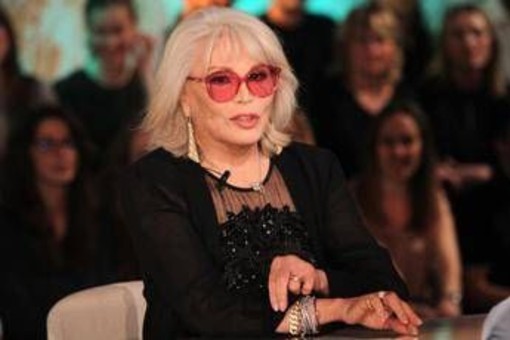 Amanda Lear a Belve: "Dalì era impotente, Bowie? Faceva un po' schifo..." Amanda Lear a Belve: "Dalì era impotente, Bowie? Faceva un po' schifo..."