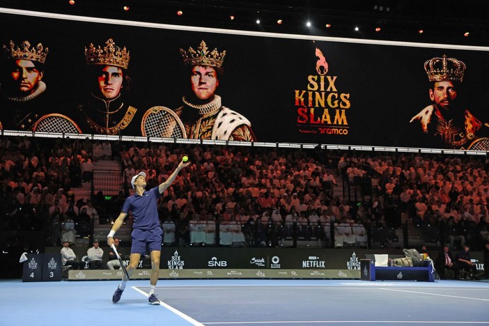 Sinner batte Alcaraz in finale e vince il “Six Kings Slam” Sinner batte Alcaraz in finale e vince il “Six Kings Slam”