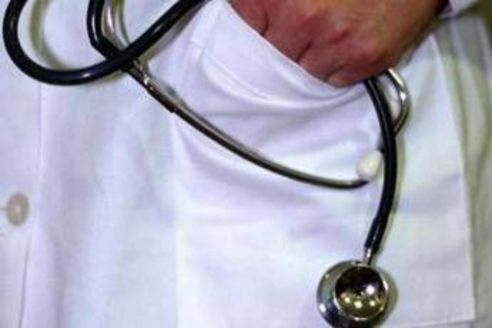 "Ti guarisco io", ma il tumore non c'era: finto medico condannato per omicidio "Ti guarisco io", ma il tumore non c'era: finto medico condannato per omicidio