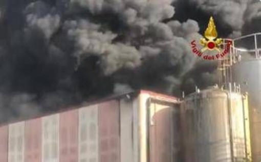 Incendio in industria chimica di Caivano, rischio diossina: scuole chiuse in diversi comuni