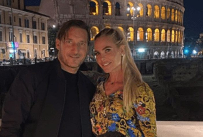 Totti riscrive la storia: "La maglia '6 unica'? Non era dedicata a Ilary Blasi" Totti riscrive la storia: "La maglia '6 unica'? Non era dedicata a Ilary Blasi"