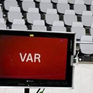L'ex arbitro De Santis: &quot;Var usato male, arbitri tornino a fare arbitri&quot;