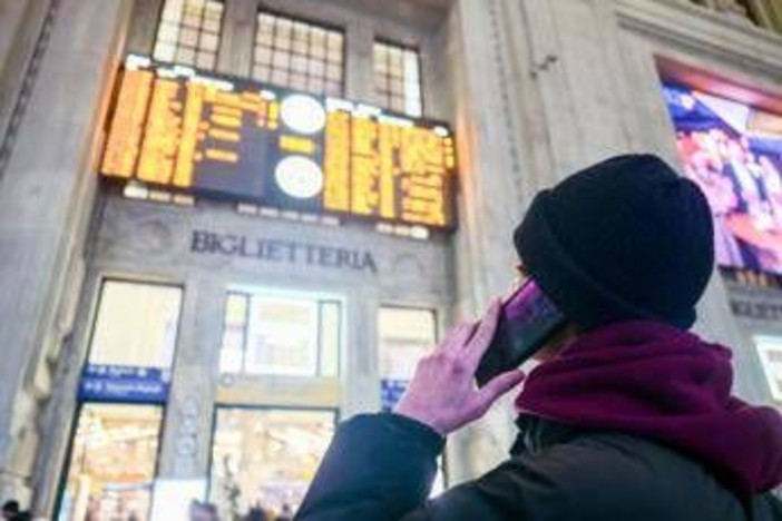 Aerei, treni e trasporto pubblico verso lo sciopero nazionale: date, orari e fasce di garanzia Aerei, treni e trasporto pubblico verso lo sciopero nazionale: date, orari e fasce di garanzia