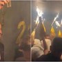 Harry Kane festeggia il Pallone d’Oro, ma le bottiglie con le scintille fanno discutere: sui social torna l’ombra di Crans-Montana Harry Kane festeggia il Pallone d’Oro, ma le bottiglie con le scintille fanno discutere: sui social torna l’ombra di Crans-Montana