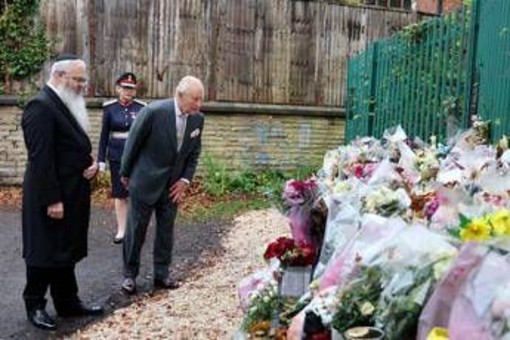 Attacco sinagoga Manchester, re Carlo visita luogo attentato Attacco sinagoga Manchester, re Carlo visita luogo attentato
