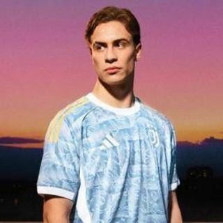 La Juventus presenta la seconda maglia, ma ai tifosi non piace
