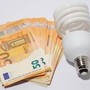 Bollette luce, aumenti in arrivo per i vulnerabili. Consumatori: "+45 euro all'anno, una Caporetto"