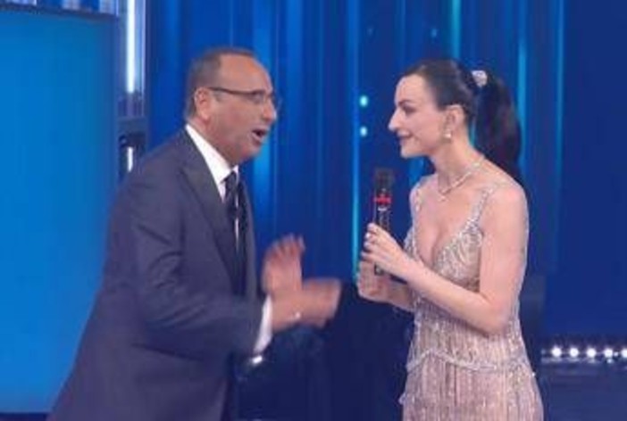 Arisa offre tranquillanti a Carlo Conti... ma è FantaSanremo Arisa offre tranquillanti a Carlo Conti... ma è FantaSanremo
