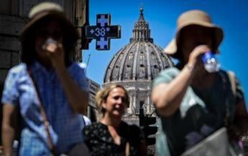 Meteo Italia, arriva il caldo africano: temperature fino a 34 gradi nel weekend Meteo Italia, arriva il caldo africano: temperature fino a 34 gradi nel weekend