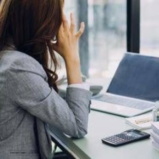 Molestie sul lavoro, anche carezze e confidenze non richieste possono essere risarcite Molestie sul lavoro, anche carezze e confidenze non richieste possono essere risarcite
