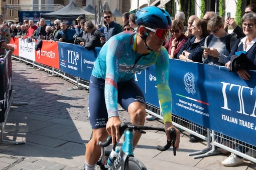 Ballerini vince la 6^ tappa a Napoli, Eulalio resta in rosa Ballerini vince la 6^ tappa a Napoli, Eulalio resta in rosa