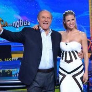 Gerry Scotti cade dalle scale di Striscia la notizia: il video virale