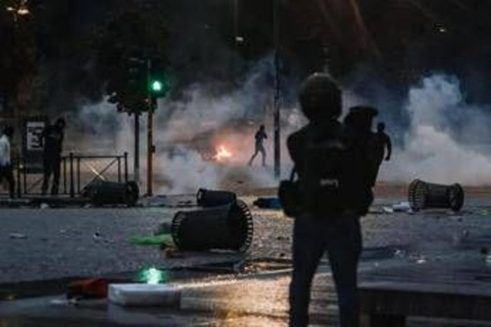 Milano, scontri e devastazioni: tre minori restano in carcere, 21 ai domiciliari o in comunità Milano, scontri e devastazioni: tre minori restano in carcere, 21 ai domiciliari o in comunità