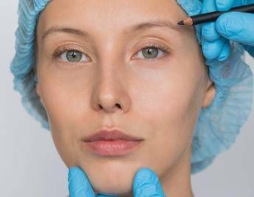 Chirurgia estetica in crescita, ma è rivoluzione 'soft': i trend dal seno ai filler