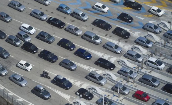 Da Commissione Ue pacchetto automotive, rivisto stop motori termici da 2035 Da Commissione Ue pacchetto automotive, rivisto stop motori termici da 2035