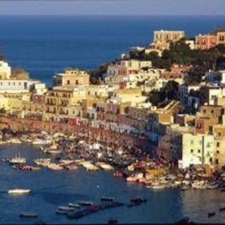 Ponza, nave da crociera MSC in avaria con oltre 8.500 persone a bordo: al via i soccorsi