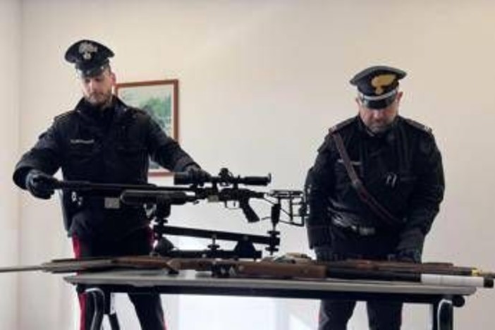 Roma, tiro al bersaglio col fucile dalla finestra: in casa aveva un arsenale