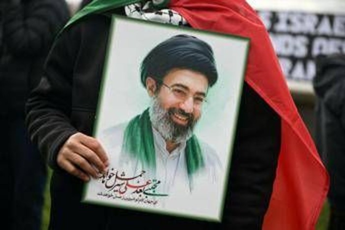 Iran, media: "Mojtaba Khamenei sfigurato ma vigile, partecipa a riunioni e prende decisioni"