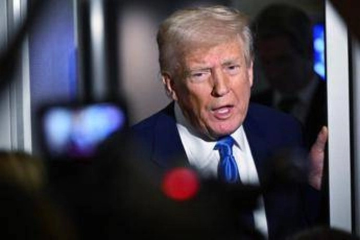 &quot;Rubano terre e uccidono i bianchi&quot;, Trump minaccia di disertare G20 in Sudafrica