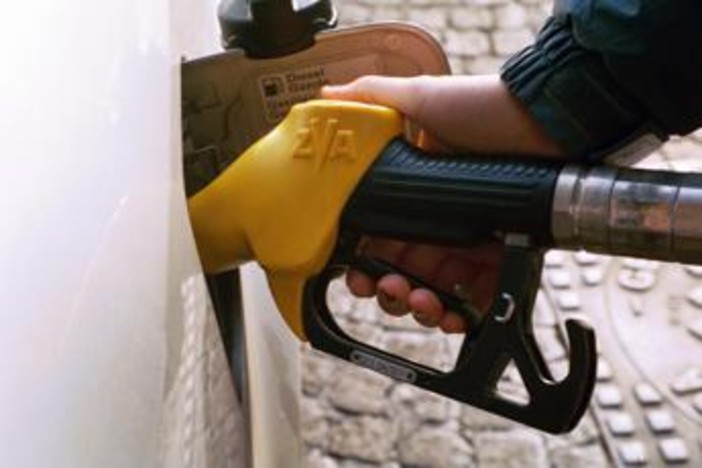 Benzina a un passo dai 2 euro, diesel torna a salire con forza: i prezzi dei carburanti oggi