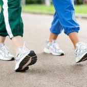 Camminare protegge il cuore e il cervello, non servono 10mila passi al giorno: lo studio