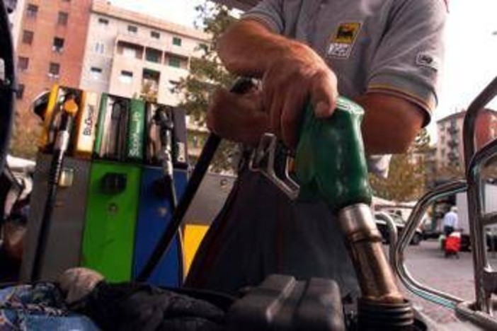 Carburanti, prezzi alle stelle: oggi scattano le nuove accise. Eni fissa il tetto di benzina e gasolio Carburanti, prezzi alle stelle: oggi scattano le nuove accise. Eni fissa il tetto di benzina e gasolio