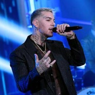Emis Killa, furioso con i fan: &quot;Andate a rubare, non chiedete soldi a me&quot;
