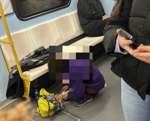 Choc a Milano, si buca in metro davanti a tutti: c'è pure una bambina