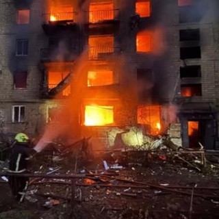 Ucraina, Russia attacca Kiev con missili e droni: 8 morti