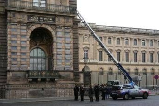 Louvre, il furto da film in 7 minuti. Macron: "Recupereremo i gioielli" Louvre, il furto da film in 7 minuti. Macron: "Recupereremo i gioielli"