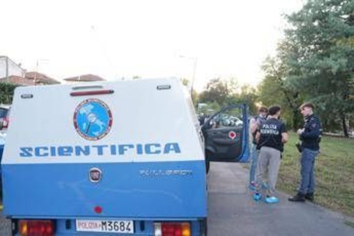 Neonato abbandonato a Milano, si cerca la madre: le telecamere potrebbero aver ripreso qualcosa Neonato abbandonato a Milano, si cerca la madre: le telecamere potrebbero aver ripreso qualcosa